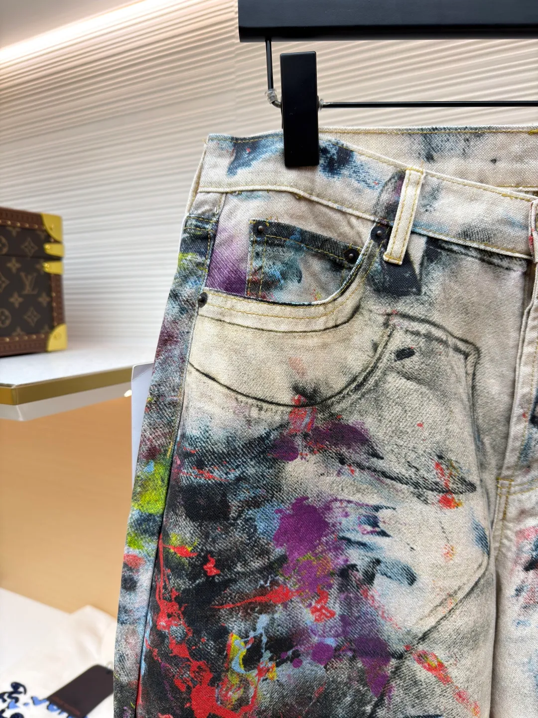 Acne Studios 3D color printed jeans ●Original version: Purchased and developed by 4989 ●Item number: 1681426- ●Material: denim fabric ●Technology: 3D production ●Version: loose fit ●Weight: about 720 grams ●Size: XS-S-M-L-XL-XXL ●Description: Customized high-weight organic cotton twill (14oz) is specially developed for ACNE. It is blended with long-staple cotton + 2% elastic fiber to ensure a crisp feel and moderate extensibility, suitable for loose tailoring. Distressed effect and 3D thermal transfer technology: It is a non-traditional washed distressing treatment. The surface distressed texture is not achieved through physical friction or bleaching. Instead, 3D thermal transfer technology is used to penetrate the preset distressed pattern into the interior of the fiber using high temperature and high pressure to achieve pixel-level distressed details such as partial whitening and shadow gradients, and the color fastness is better than traditional printing. The overall wiring is straight and delicate, the fabric is comfortable and soft, and the color is consistent without color difference. It can be matched with the same style to create a fashionable look and control various occasions. Customized accessories, complete with three standards, same style for men and women!